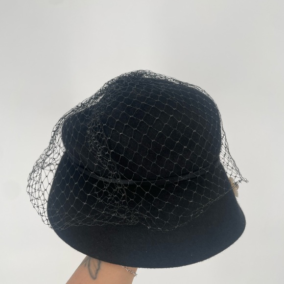 50s/60s Black Pillbox Style Wool Felt Hat With Netting And Flower Embellishment - Picture 14 of 15